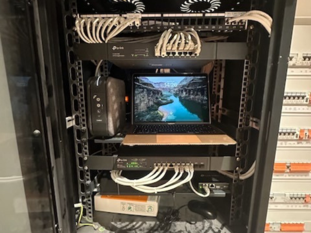 Un rack de serveur avec un ordinateur portable dessus