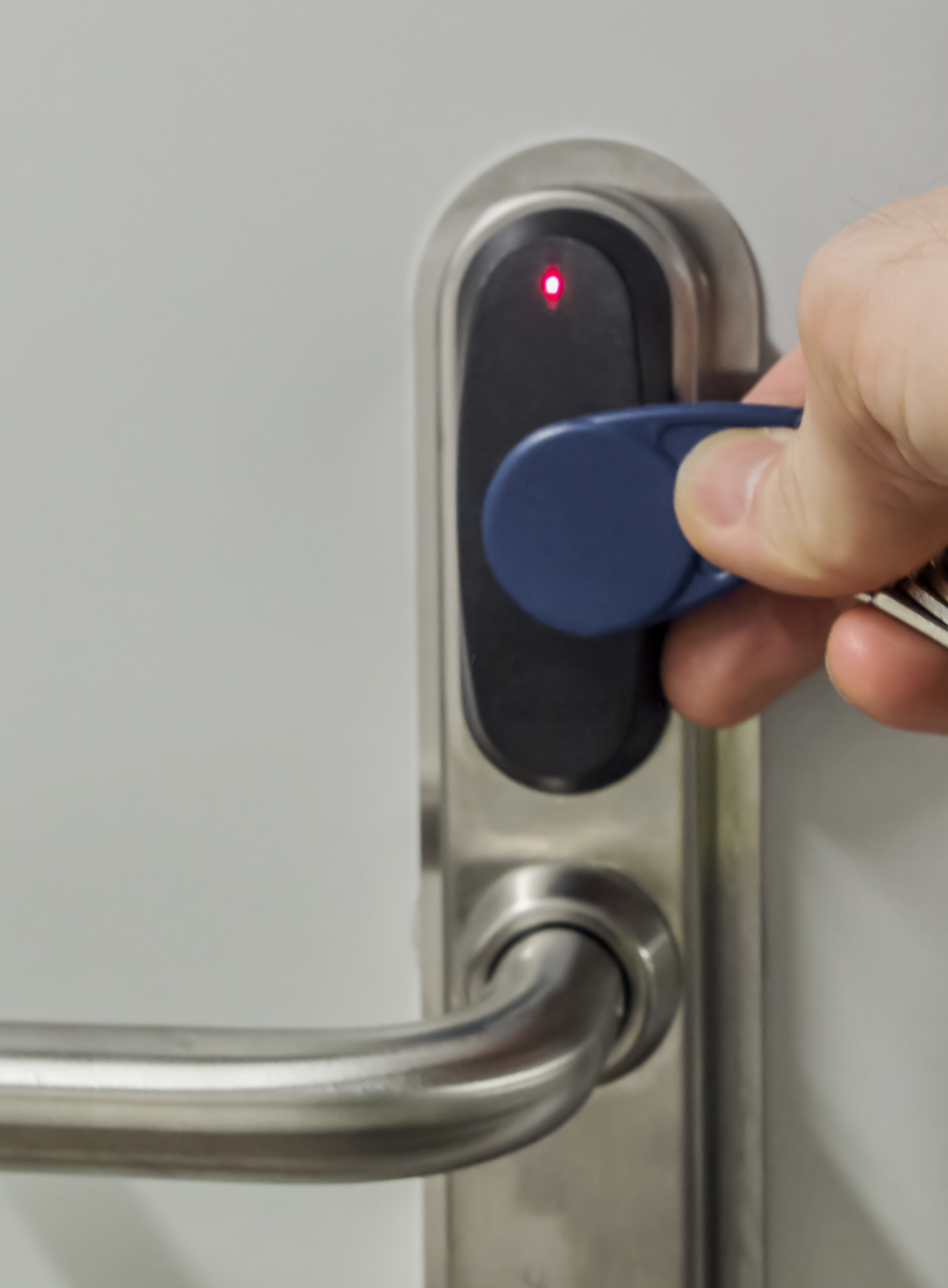 Une personne utilise une clé pour ouvrir une porte.