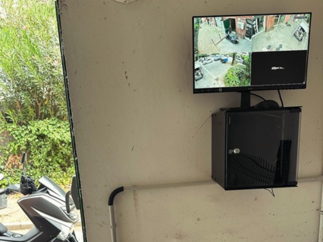 Une moto est garée devant une télévision fixée au mur