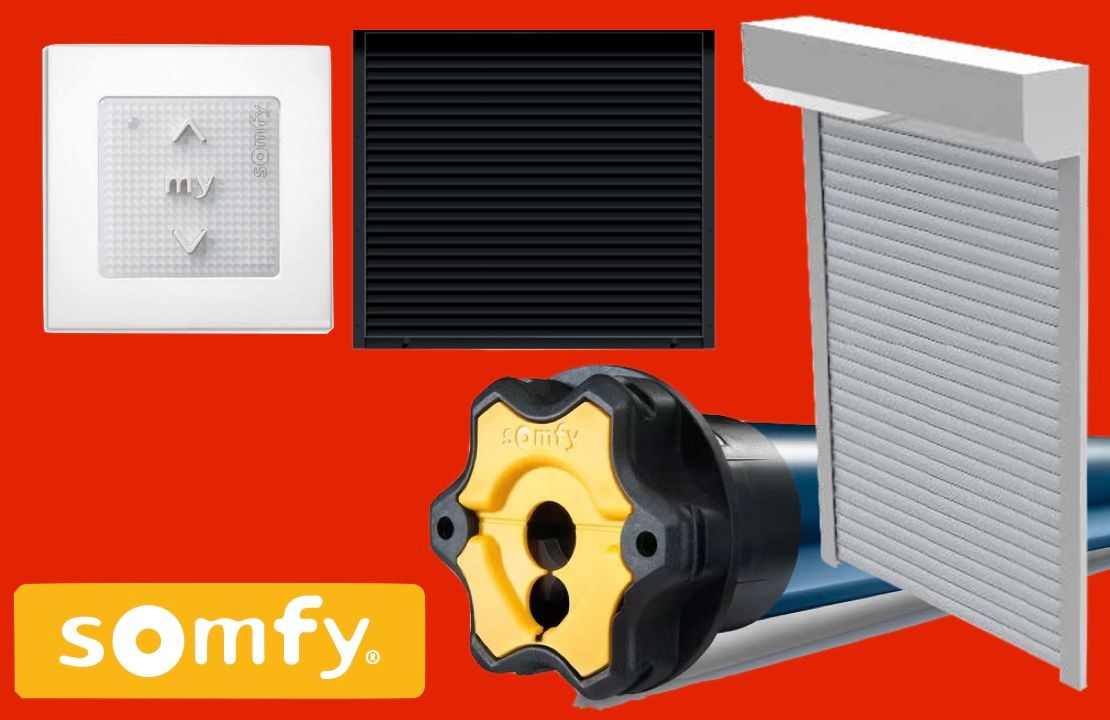 Un gros plan d'une fenêtre avec un volet roulant dessus.