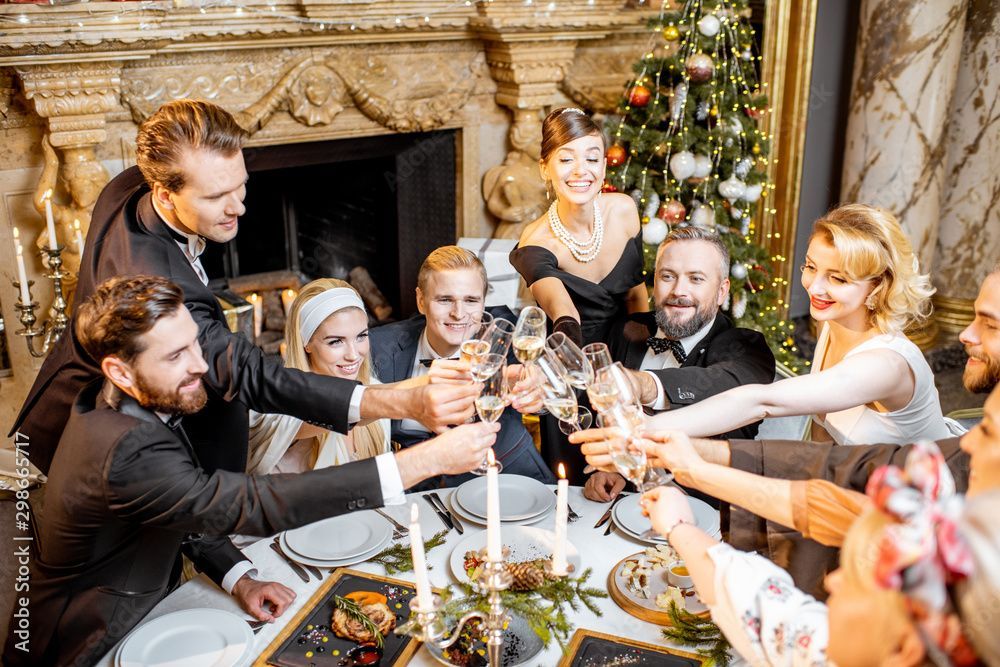 Un groupe de personnes trinquent avec du champagne lors d'une fête de Noël.
