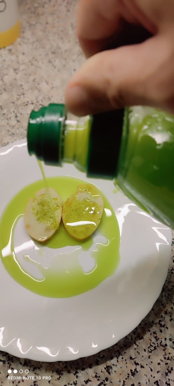 Una persona está vertiendo líquido verde en un plato blanco.