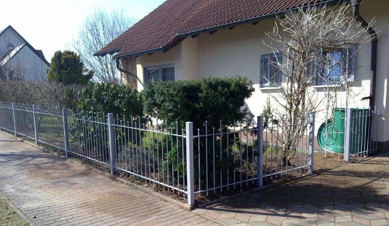 Bild Zaun um Einfamilienhaus