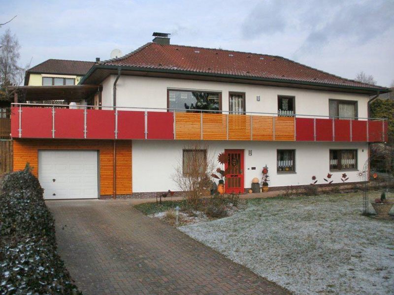 Bild rotes Balkongeländer