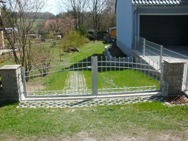 Bild Metalltor bei Garten