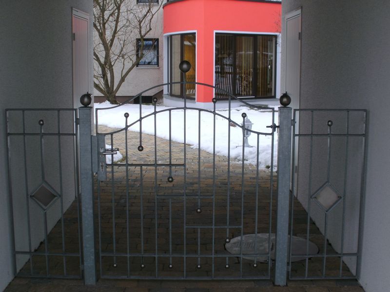 Bid Metalltor in Hinterhof