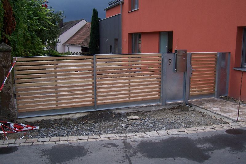 Bild Metalltor mit Holzelementen