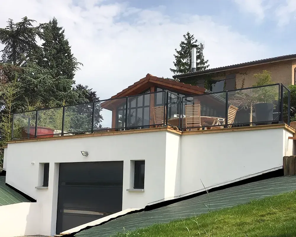 Un garde-corps transparent sur une terrasse