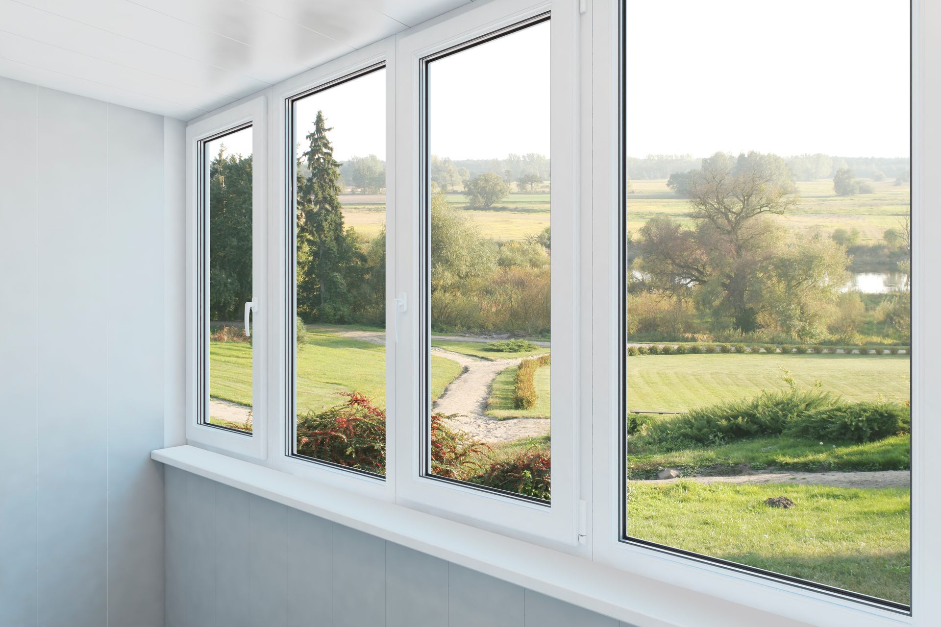 Une fenêtre avec une vue sur le jardin