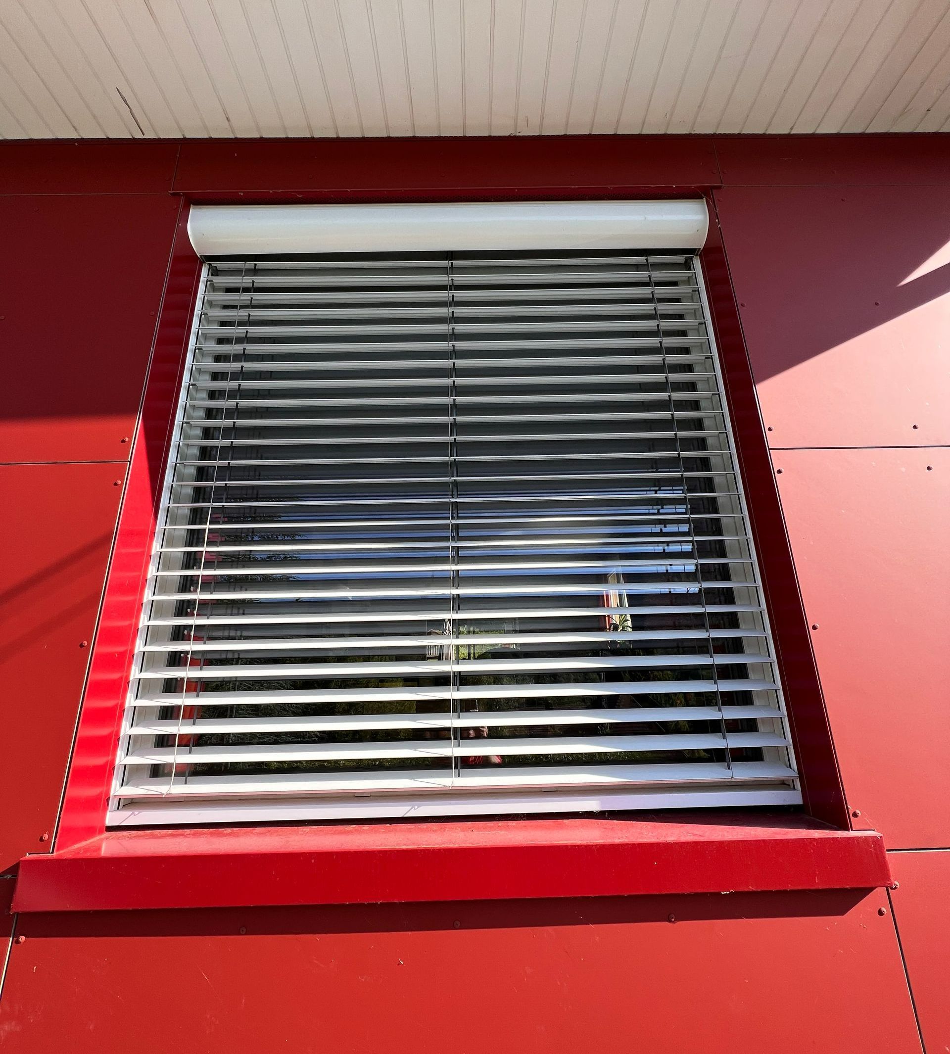 Un brise-soleil dans une chambre