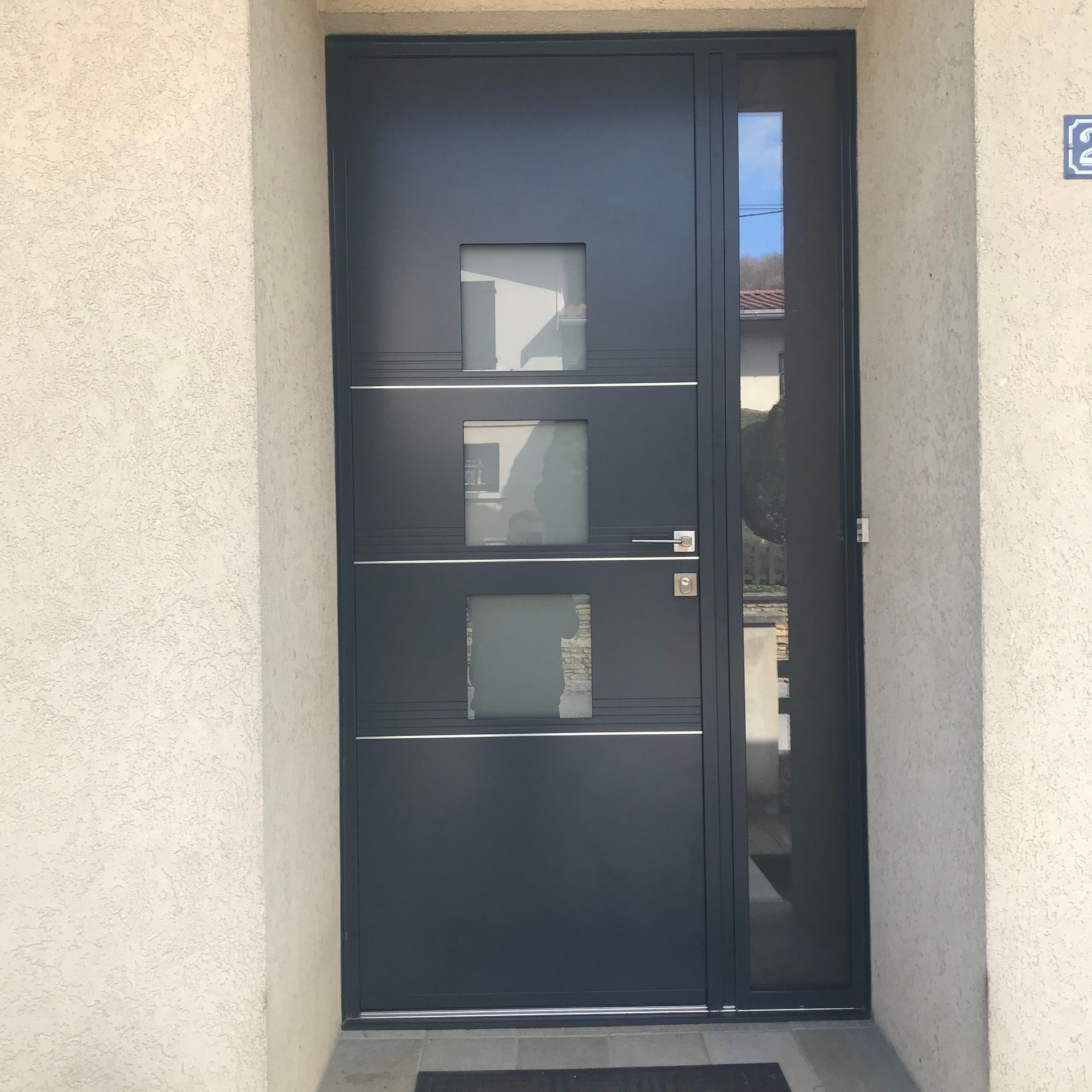 Une porte d'entrée marron