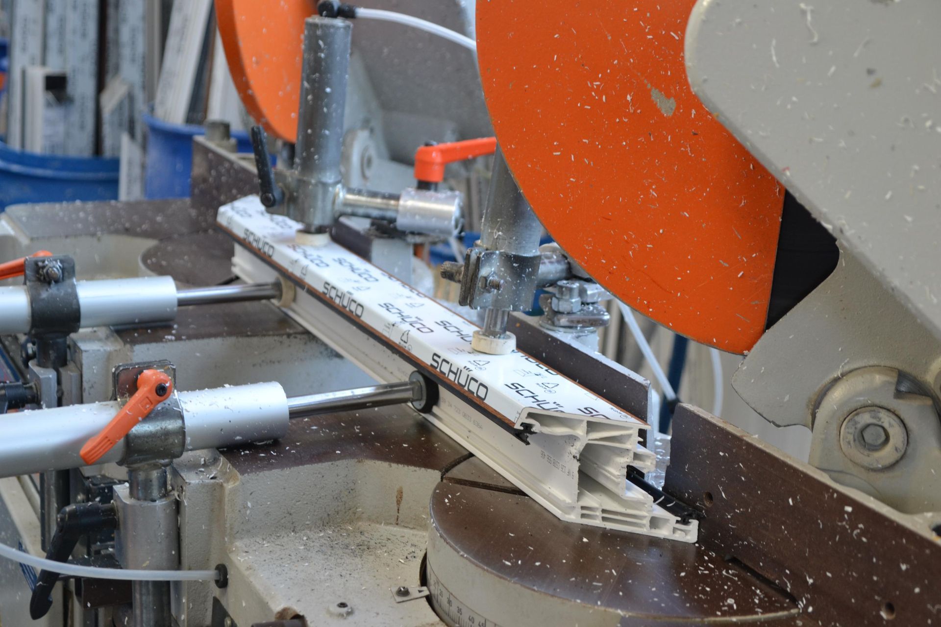 Un bord de fenêtre découpé par une machine