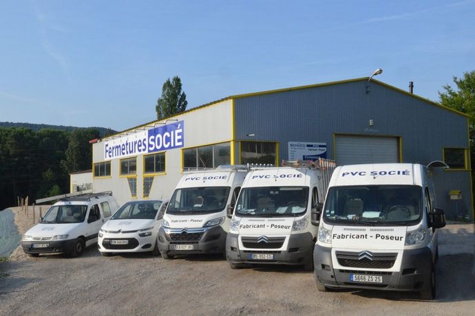 L'atelier de fabrication de l'entreprise et ces camions