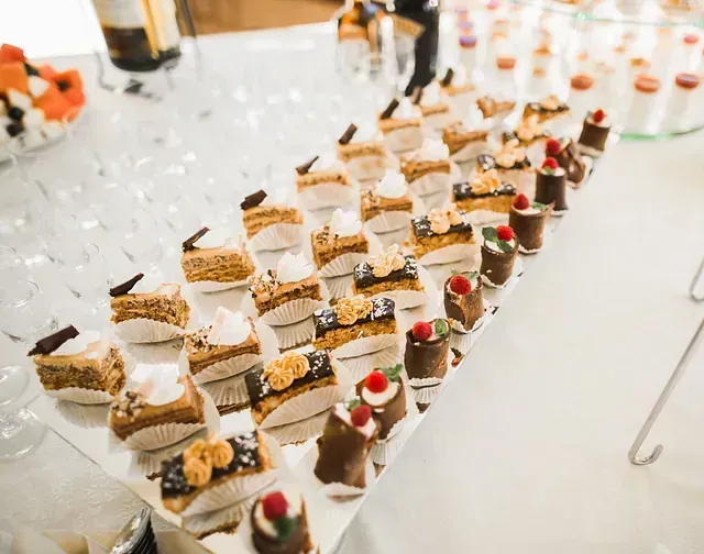 Hay muchos tipos diferentes de postres en la mesa.