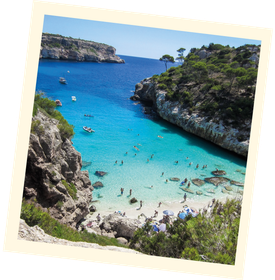 Photo de plage dans une petite crique et une eau bleu turquoise.