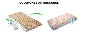 Dos colchones están uno al lado del otro sobre una superficie blanca.