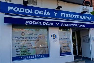 Un edificio con un cartel azul que dice podología y fisioterapia.