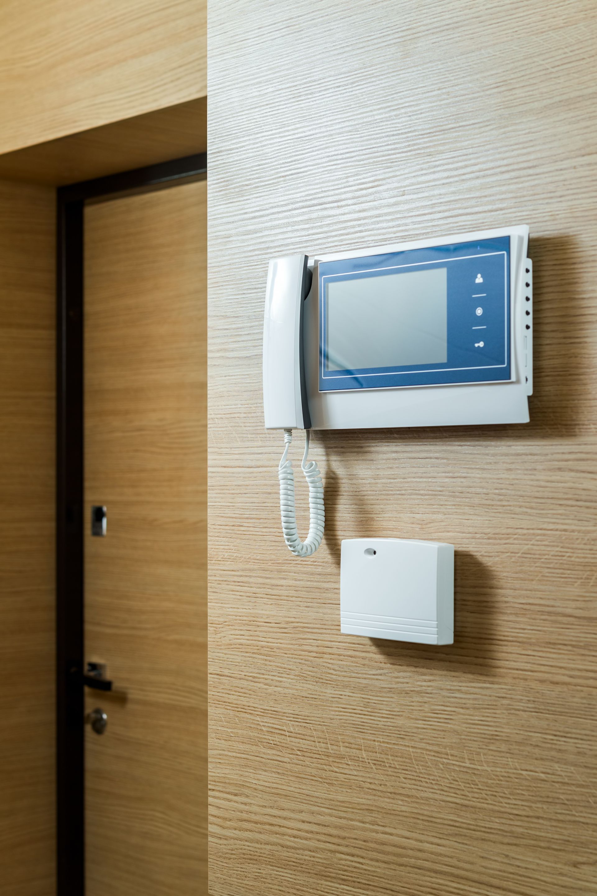 Partie intérieure d'un visiophone sur un mur en bois