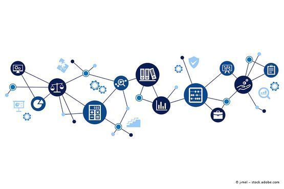 Mitarbeiter von Steuerbüro Happich arbeitet am Computer