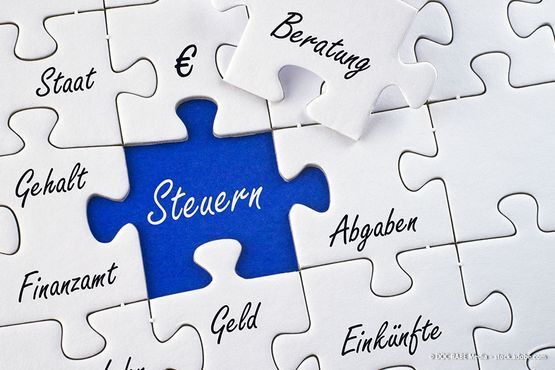 Mitarbeiter von Steuerbüro Happich arbeitet am Computer