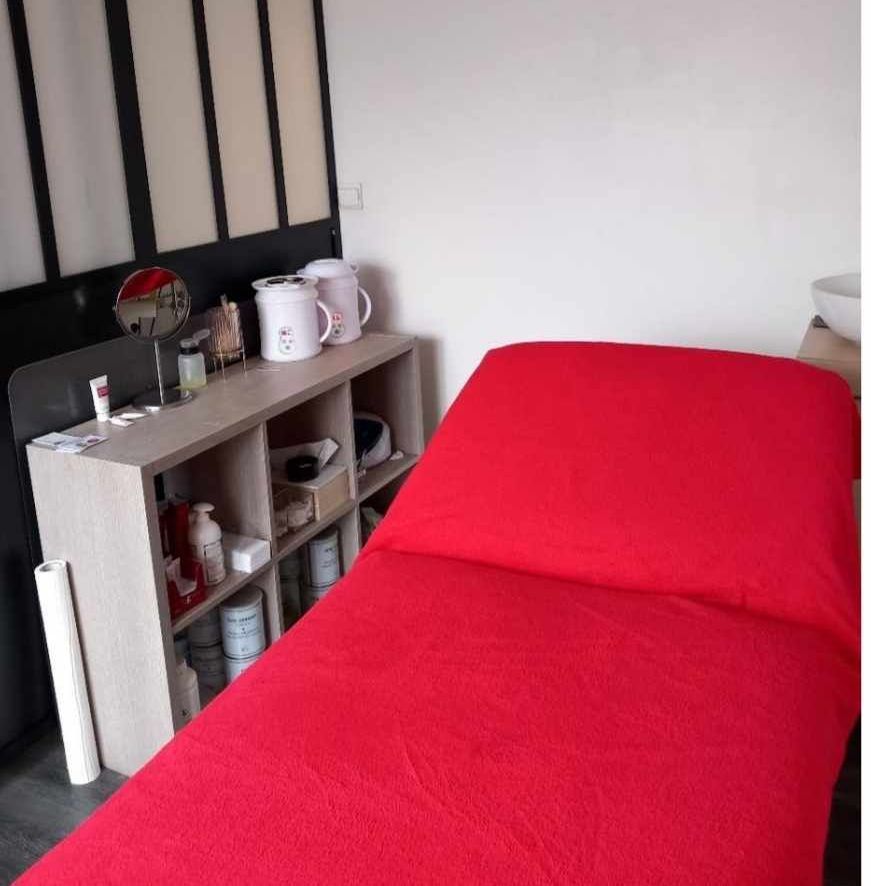 Banc de massage à côté d'une étagère