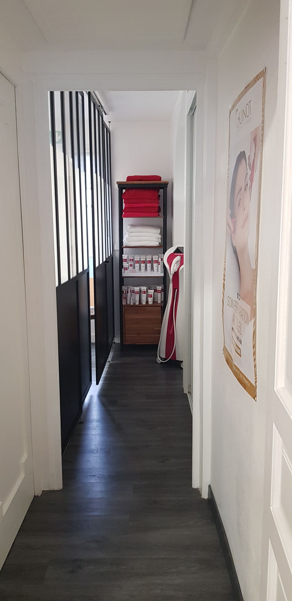 Couloir d’institut avec étagère de serviettes rouges et blanches