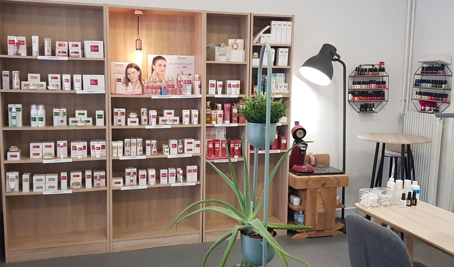 Espace boutique d’institut de beauté avec étagères de produits Guinot