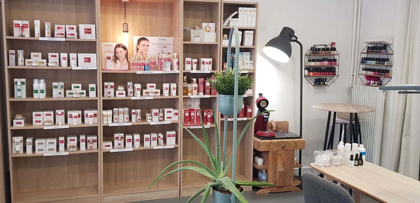 Étagères contenant des produits de beauté de la marque Guinot