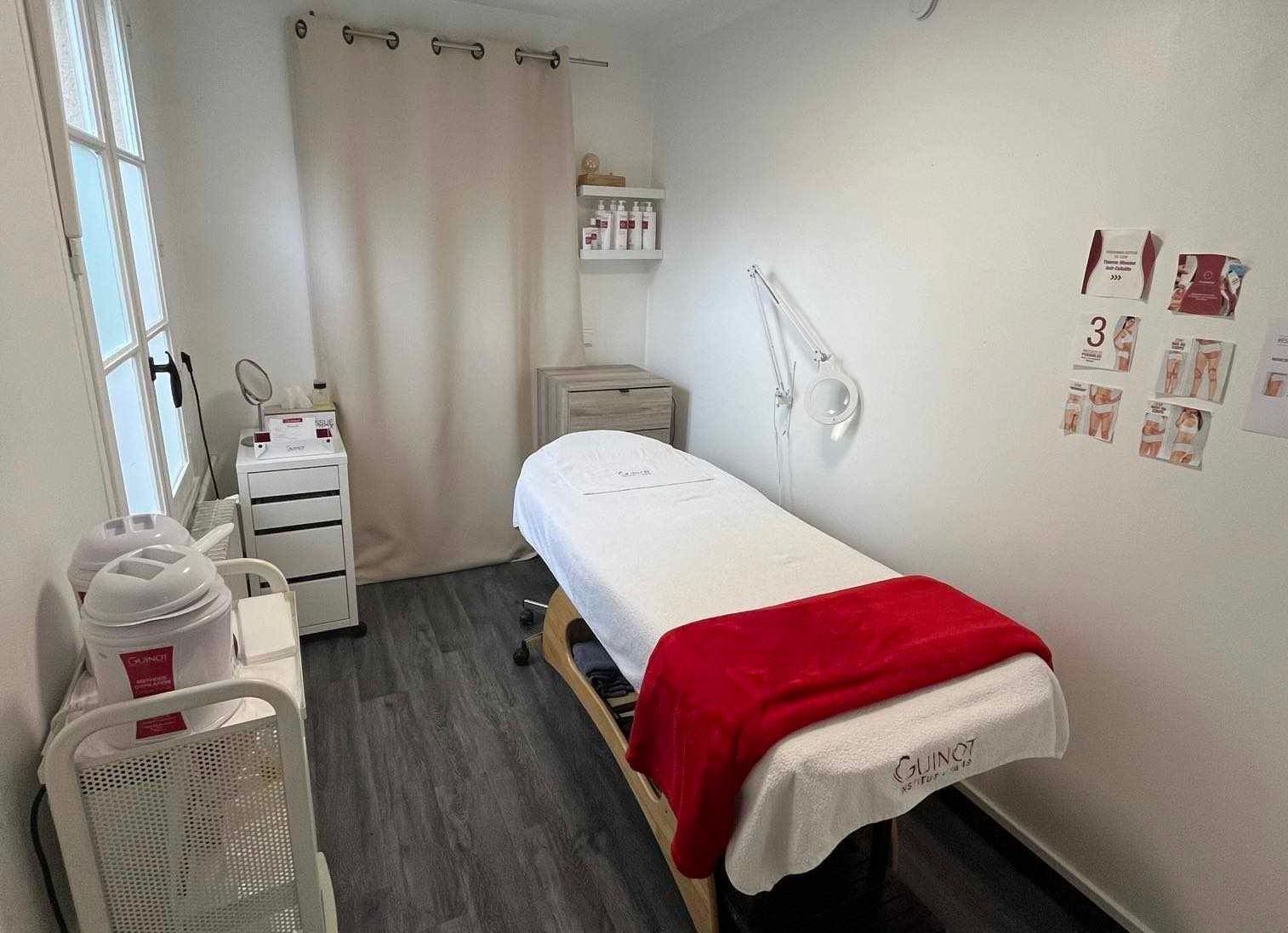 Cabinet de soin équipé d'une table de massage
