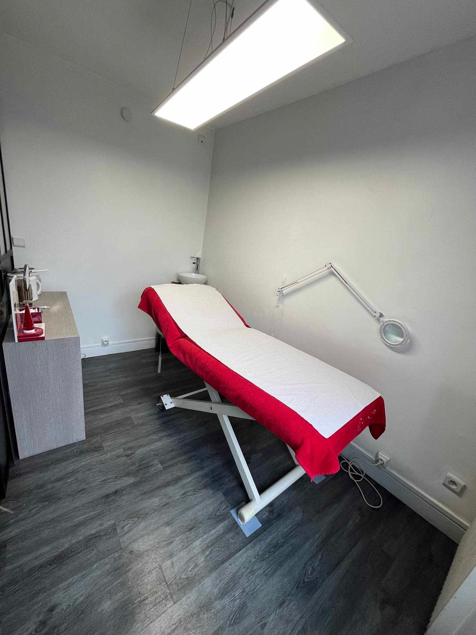 Espace de massage avec matériel de soin