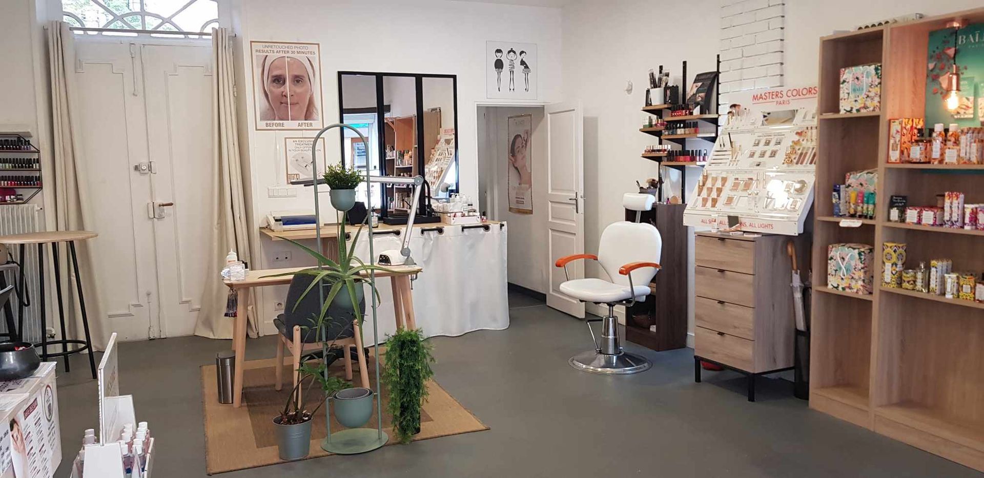 Intérieur de l'institut de beauté avec présentoir de produits