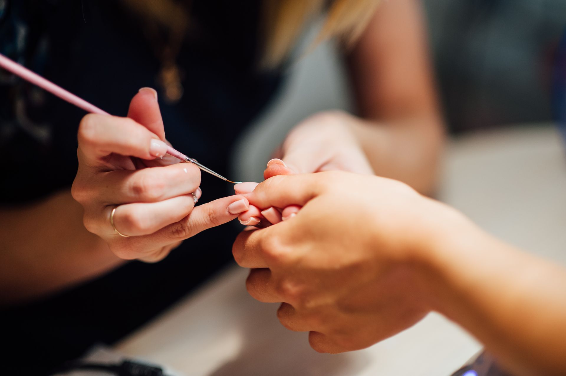 Esthéticienne effectuant un soin des ongles