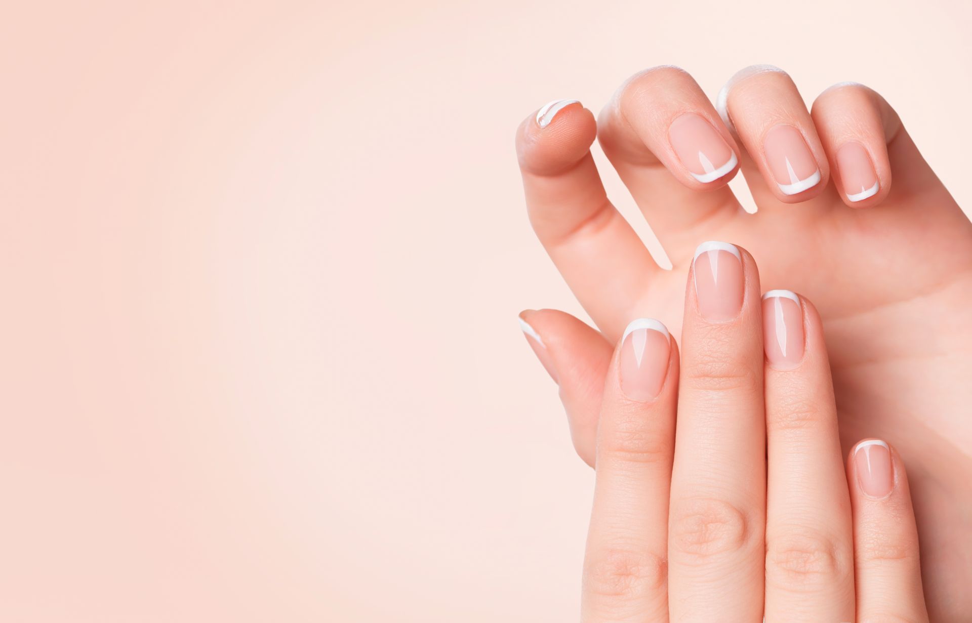 Mains féminines avec manucure