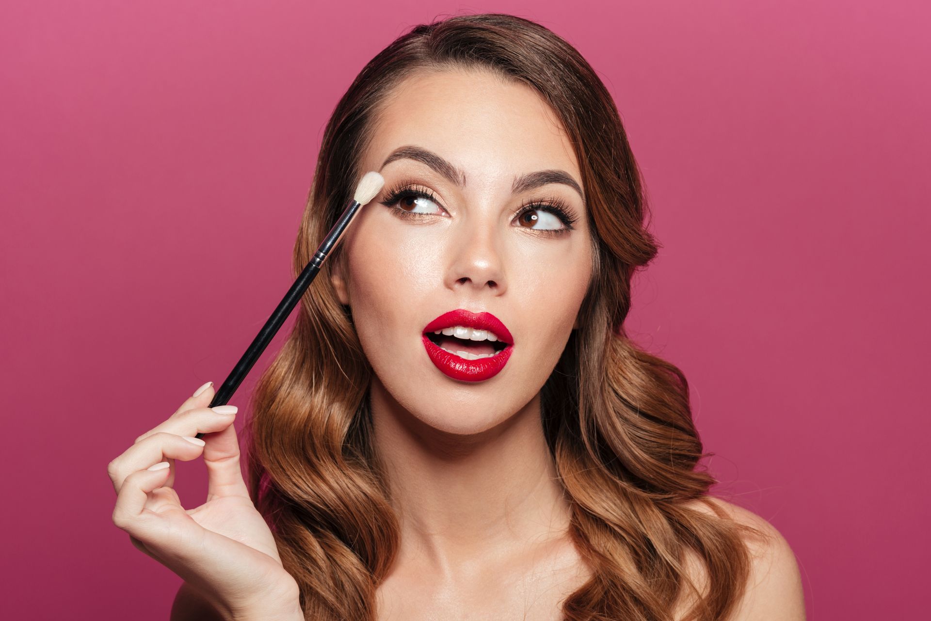 Femme avec du rouge à lèvres tenant un pinceau