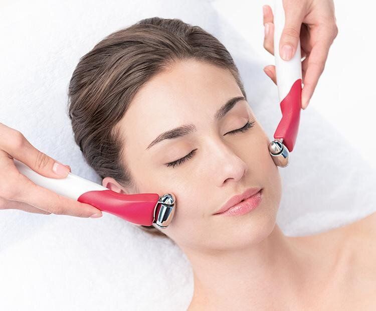 Appareil esthétique appliqué sur les joues pendant un soin du visage