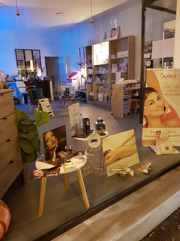Vitrine d’institut de beauté avec présentoirs de maquillage