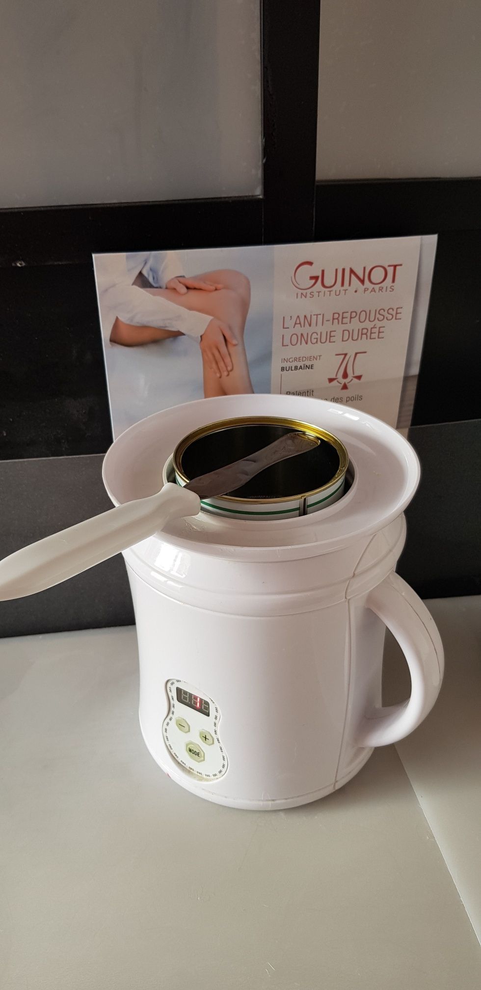 Chauffe-cire électrique avec un applicateur