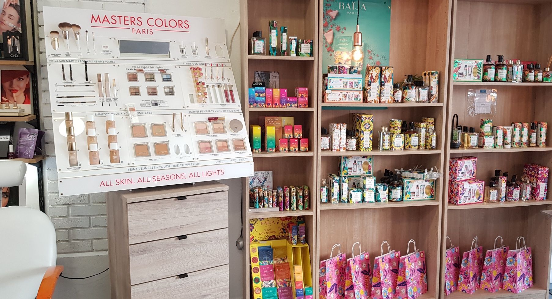 Étagères avec des produits de maquillage