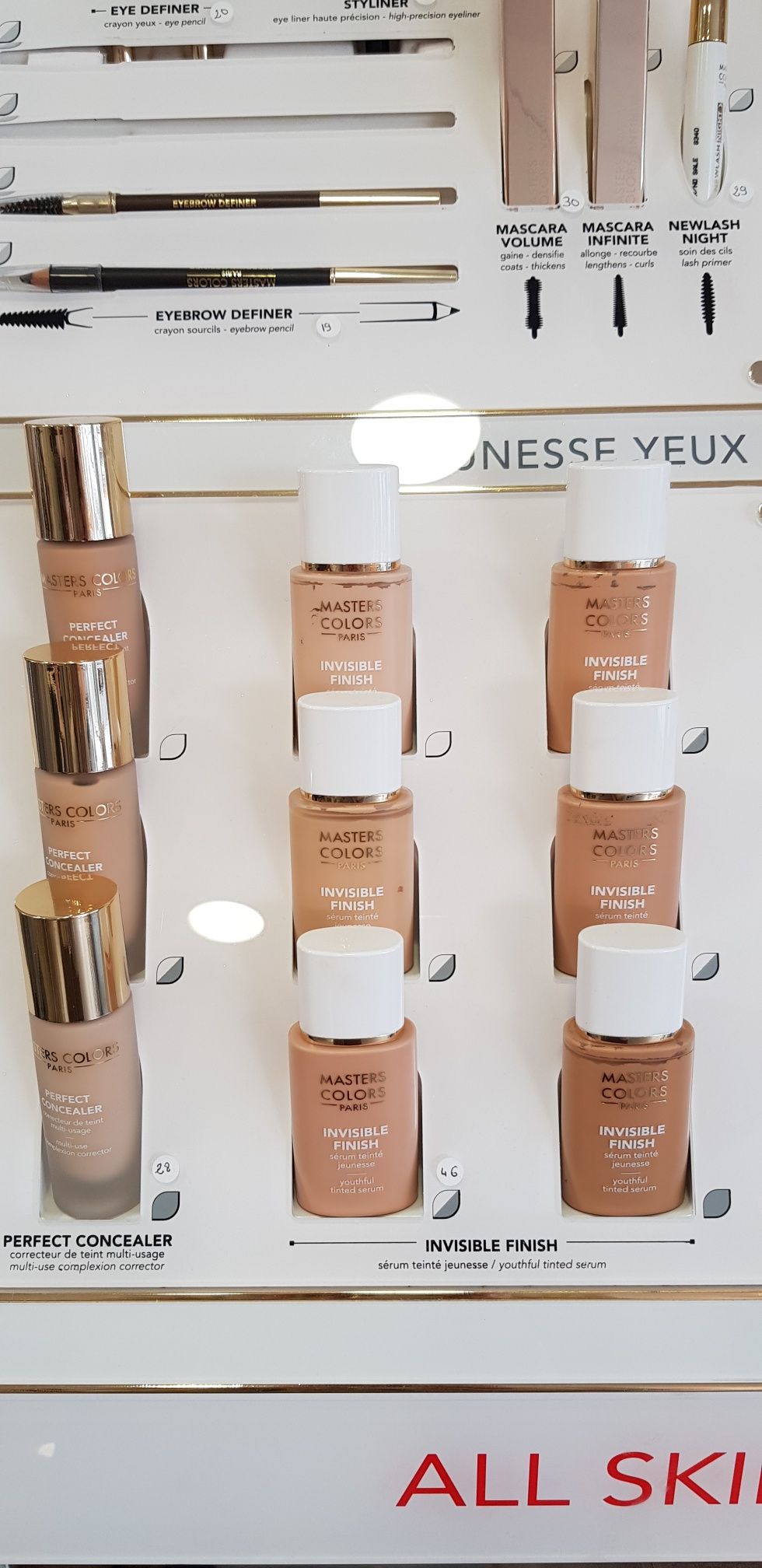 Présentoir de maquillages avec plusieurs teintes