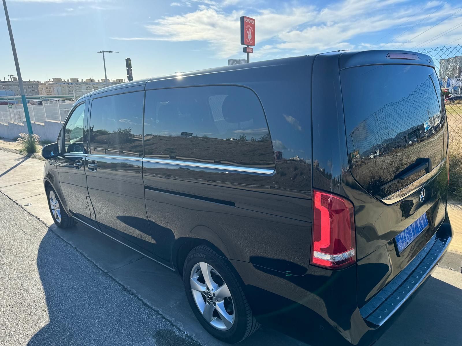 Una camioneta negra está estacionada al costado de la carretera.