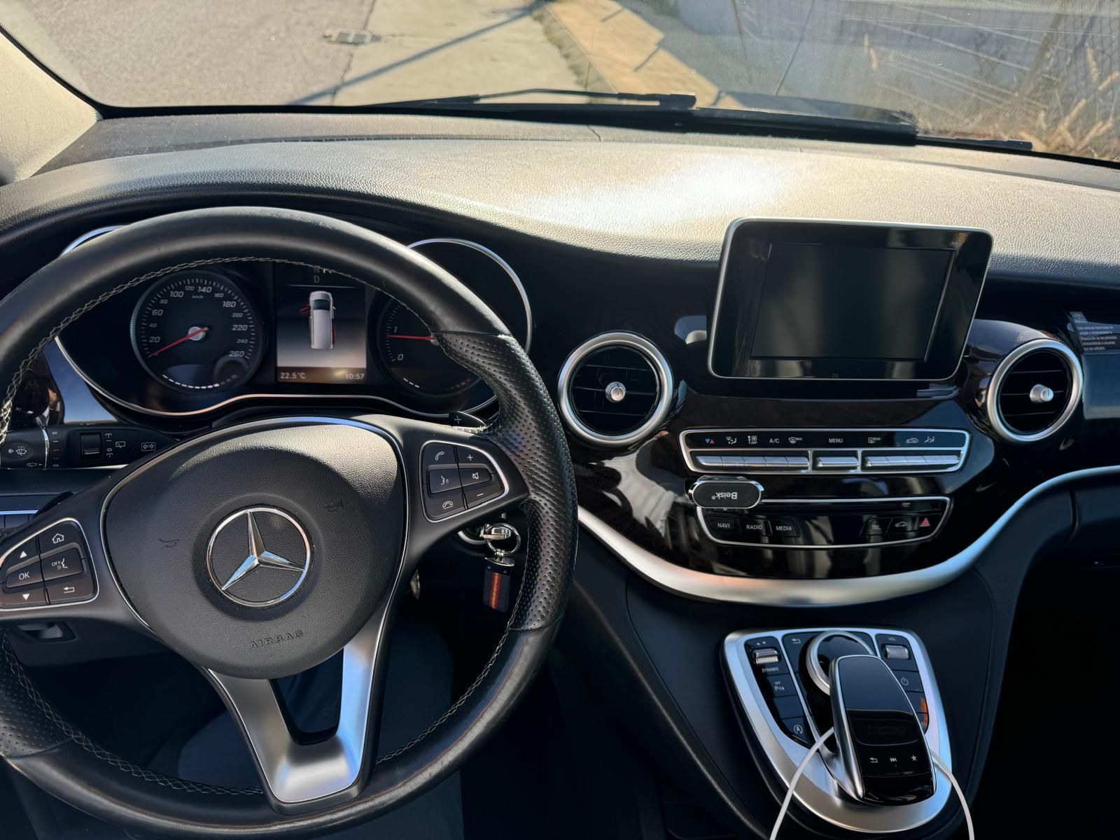 El interior de una furgoneta Mercedes Benz con volante y salpicadero.