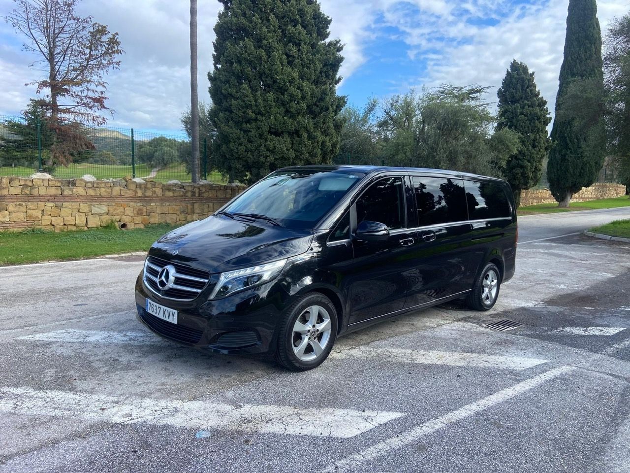 Una camioneta negra está estacionada en un estacionamiento.