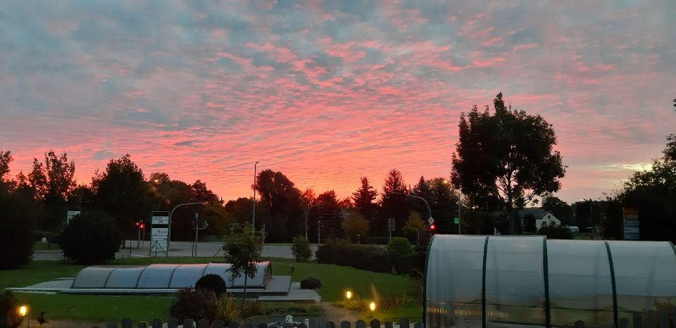 Steffen Türpe – ein Garten mit Poolbereich beim Sonnenuntergang