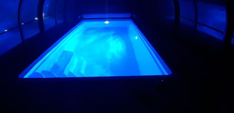 Steffen Türpe – Beleuchteter Pool bei Nacht