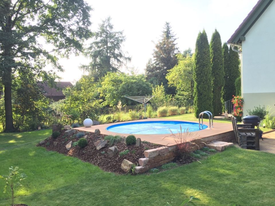 Steffen Türpe – Schwimmbecken mit künstlerich angelegtem Garten