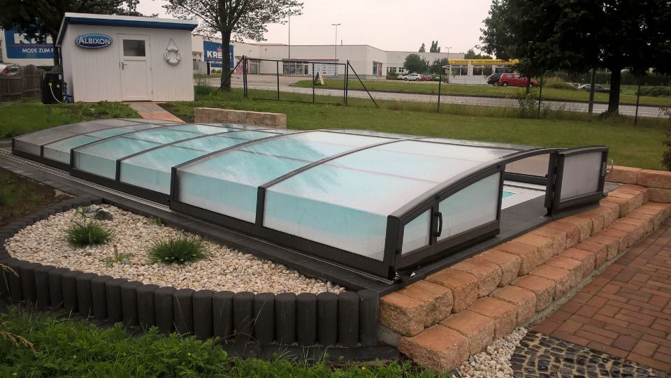 Steffen Türpe – Pool mit Schutzüberdachung