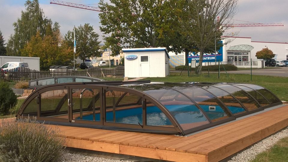 Steffen Türpe – in Holzboden eingefasster Pool mit Dach