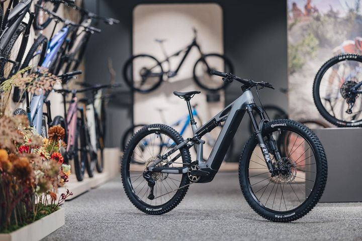 Graues Fahrrad im Geschäft Graues Fahrrad im Geschäft