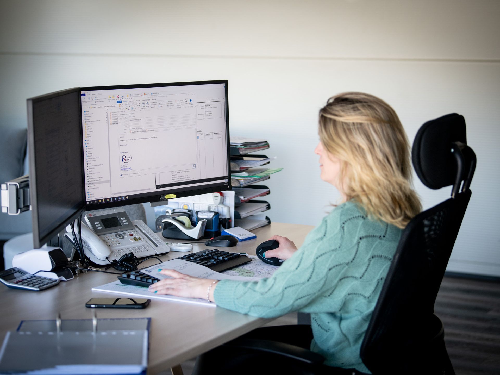 Femme devant un ordinateur travaillant pour l'entreprise Relly