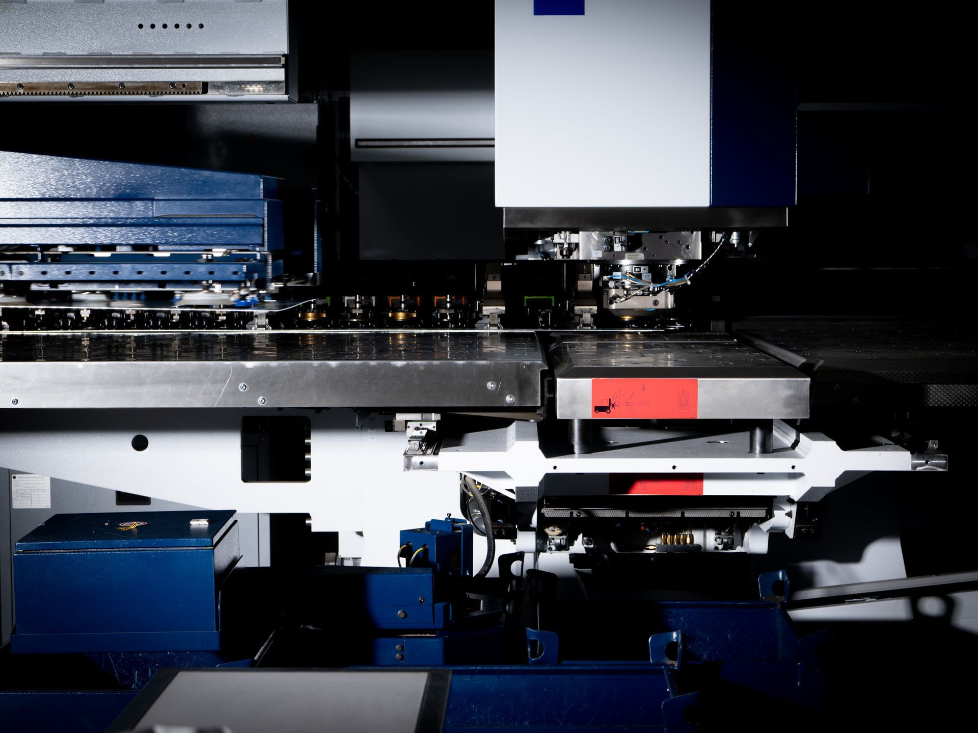 Machine pour fabrication de tôlerie.